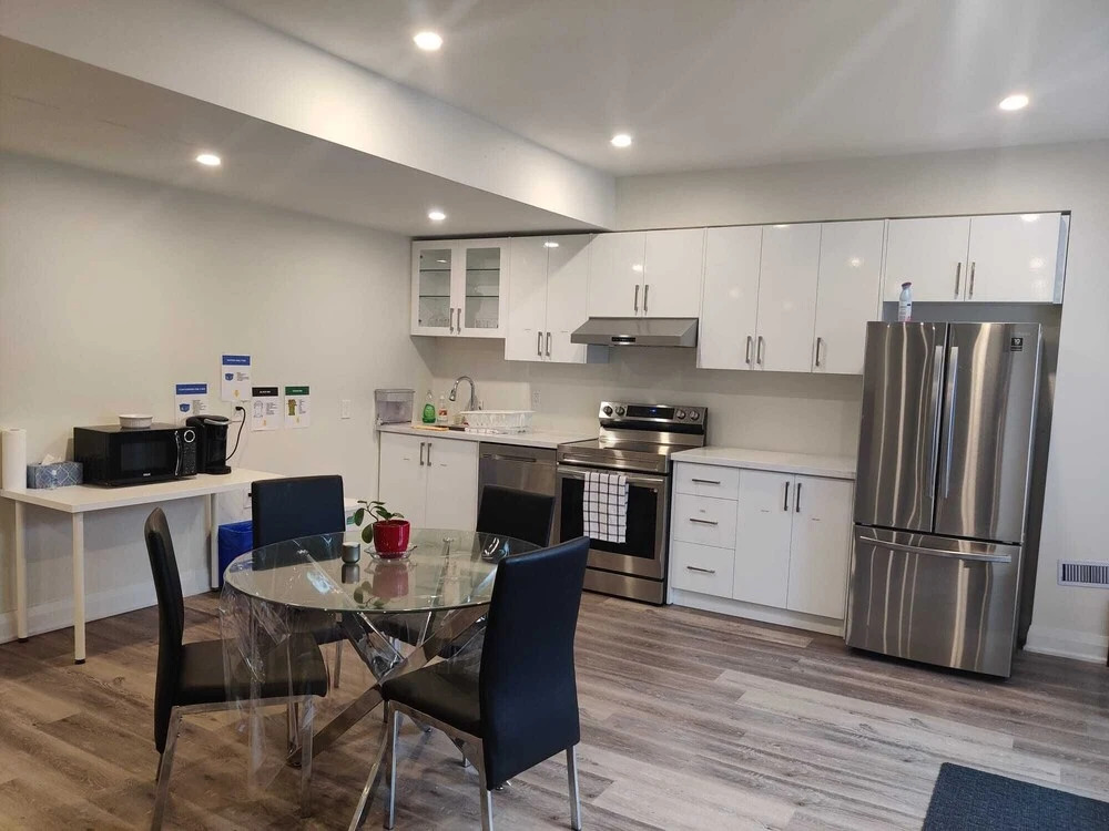 Brand New Basement Apt next to Beach & Go Train