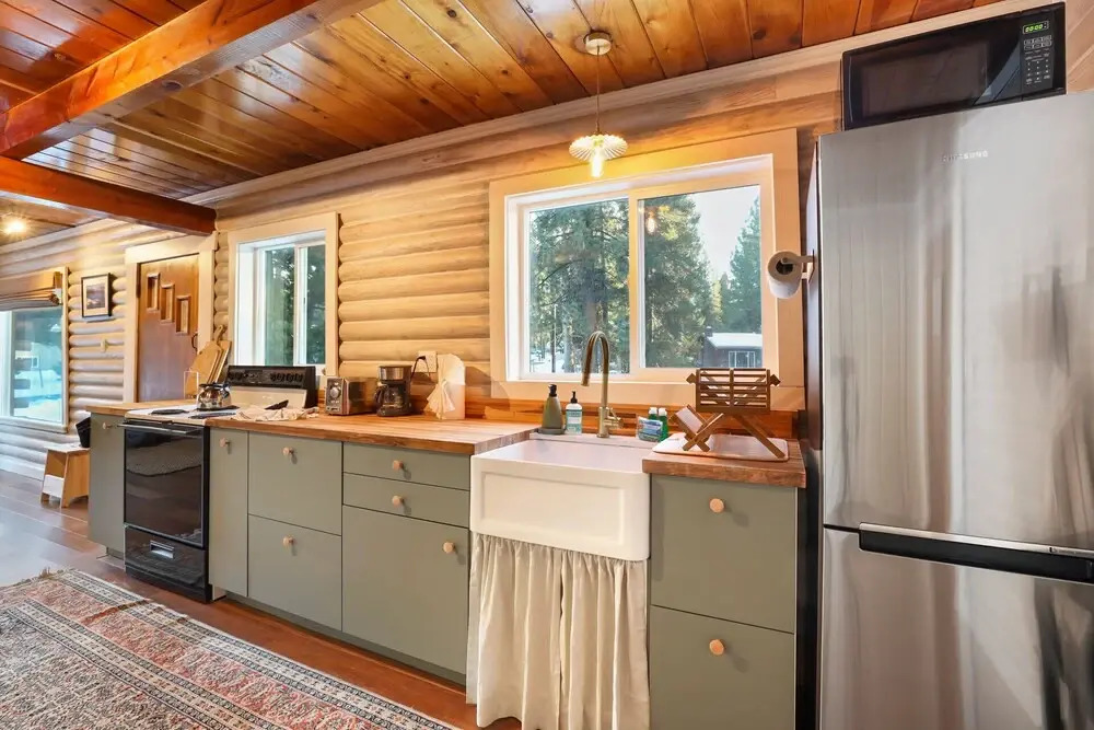 Augies Authentic Log Cabin! Pets Welcome!