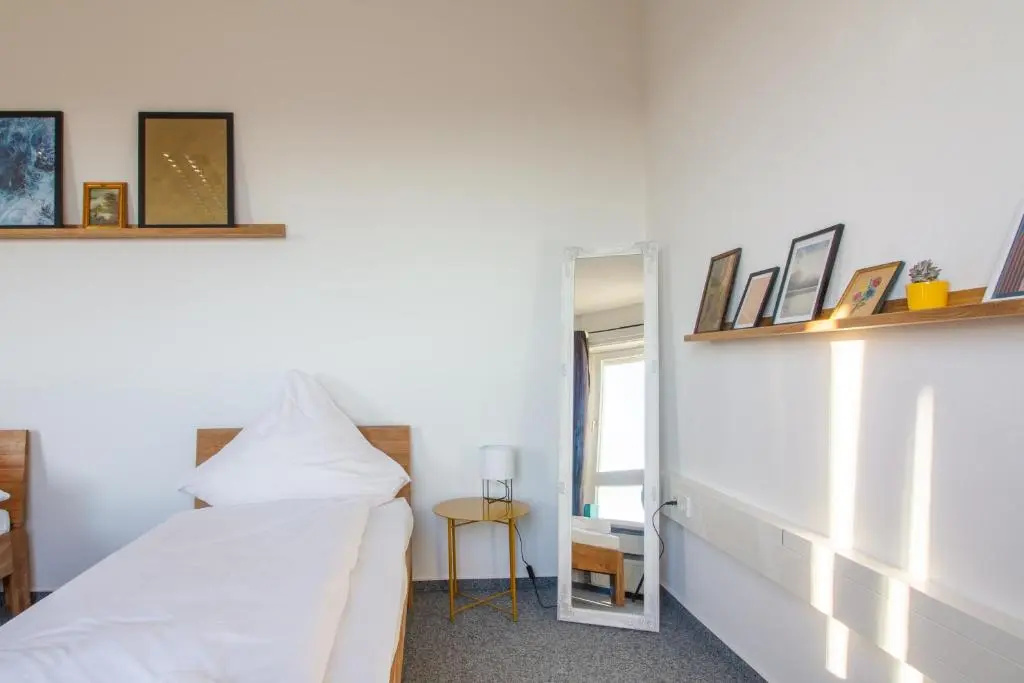 ROOM 1 / ROOM 2