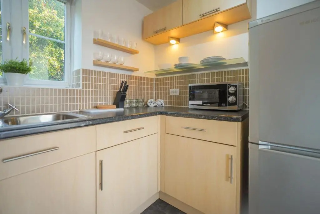 Rowsby Court - Stylish Apartment with Private Parking