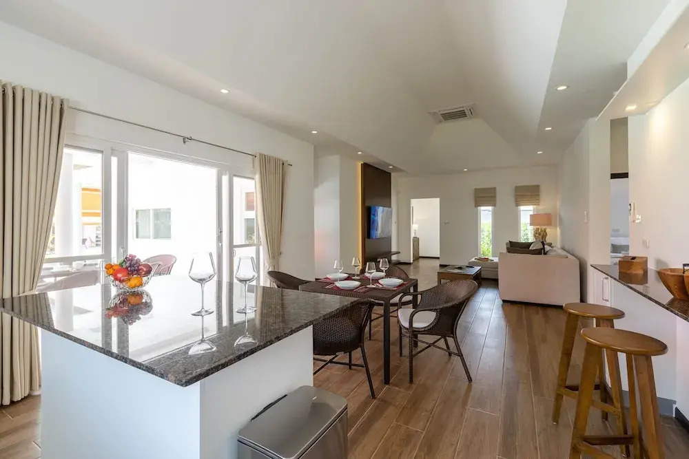 Modern 4 BR Pool & Tropical Garden MS-30