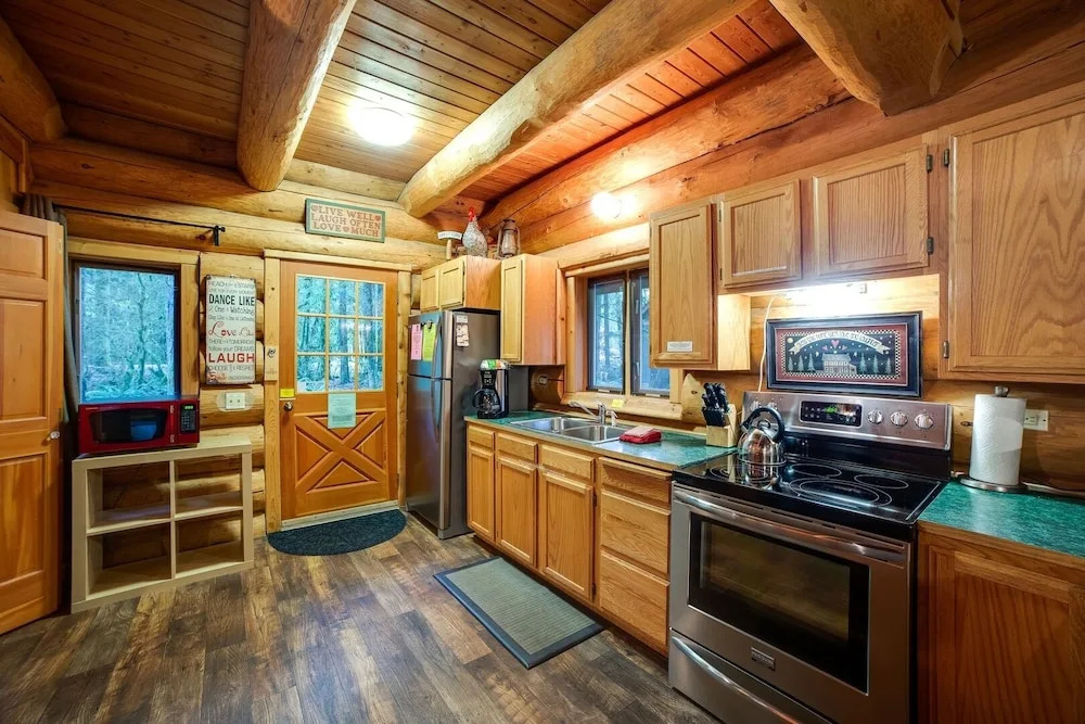 10sl - Real Log - Wifi - Sleeps-8 2 Bedroom Home by RedAwning