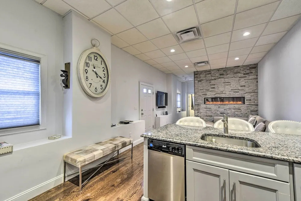 Pet-friendly Apartment, 6 Miles to Downtown