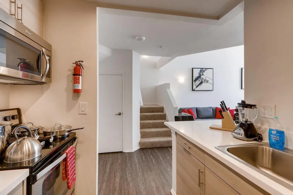 H2 -NEW Gorgeous Downtown San Diego 1 Bedroom + Upstairs Bedroom Loft!