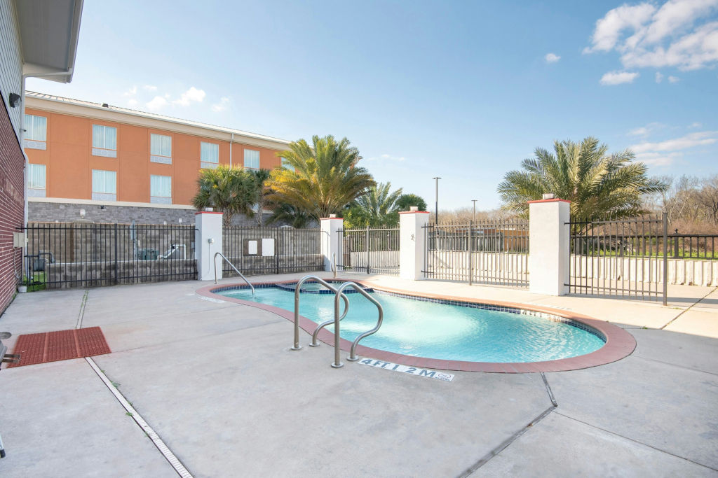 OYO Townhouse Clute Lake Jackson