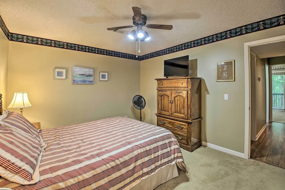3 Mi to Golf Hot Springs Village Retreat with Deck