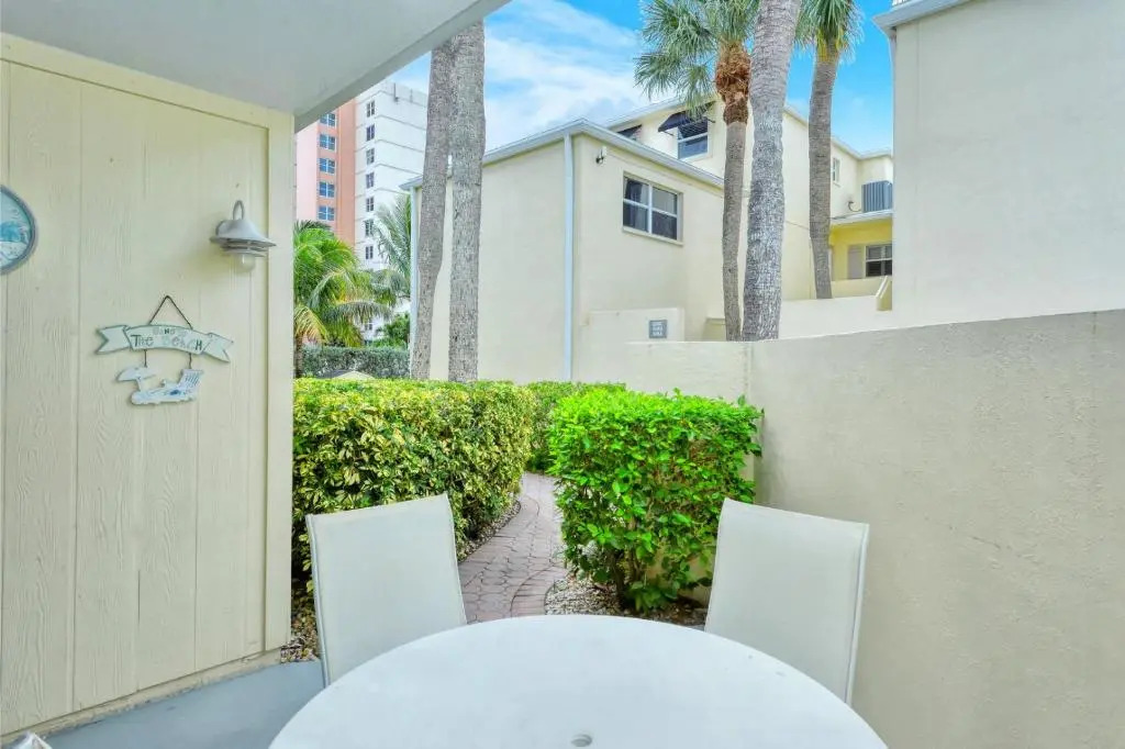 LaPlaya 102E-Tropical garden view near the pool!