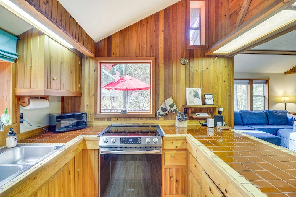 'griz Den' Cabin w/ 2 King Beds Near Glacier!