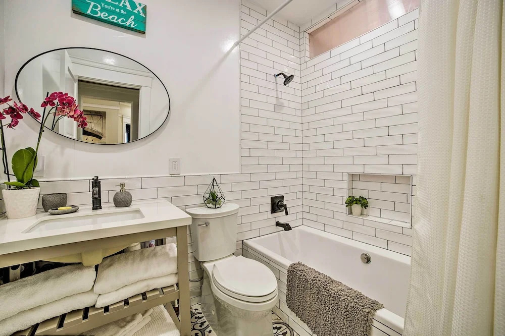 Charming Renovated Avalon Townhome, Walk to Beach!