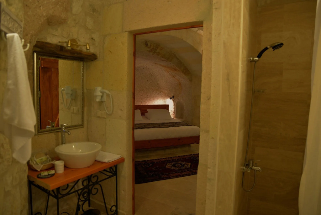 Canyon Cave Hotel