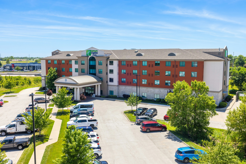Holiday Inn Express and Suites Kansas City Airport by IHG