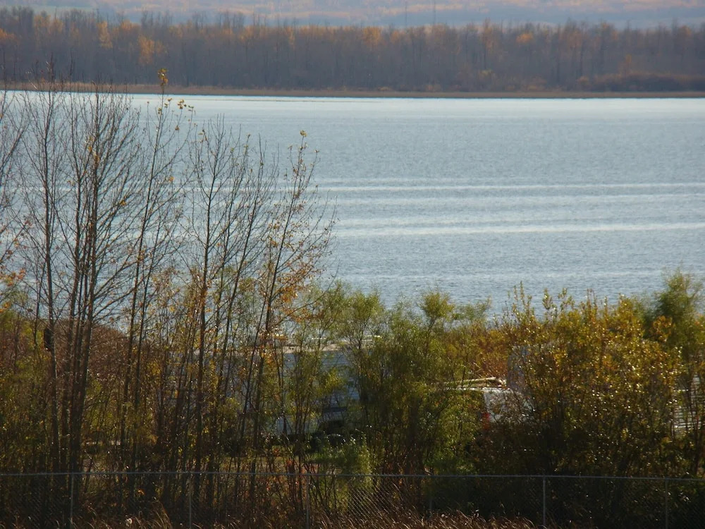 Shoreside Inn & Suites