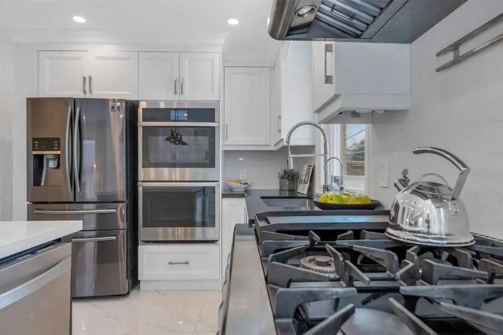 Modern main floor 3-bdrm apt backing onto a park