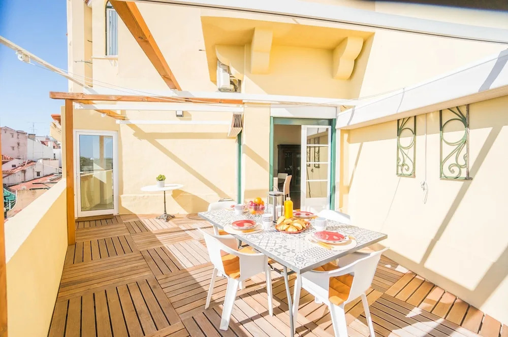 Panoramic Tagus River Terrace Apartment in Alfama