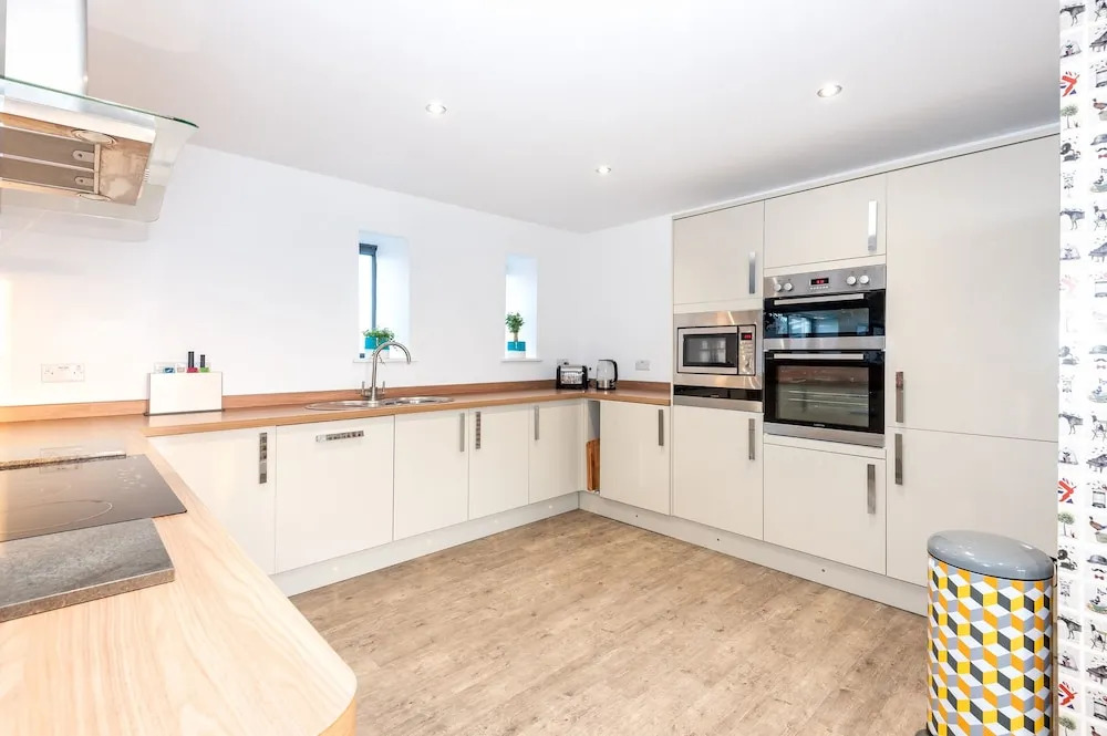 Lincoln 4-Beds Sleeps 13 Hot Tub & Pet Friendly