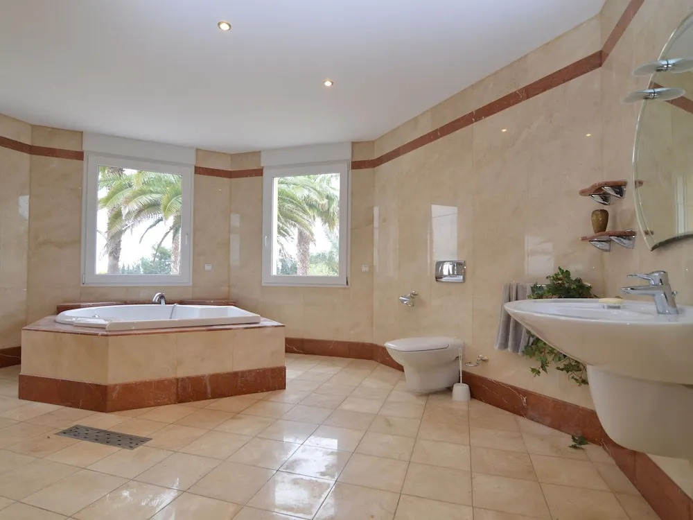 Luxurious Villa With Private Swimming Pool, Billiards Room and Private Tennis Court