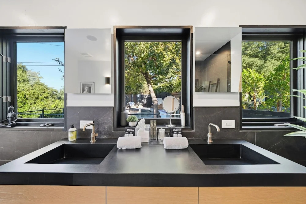 Farley Court - Stylish Hillside Residence With Stunning Views