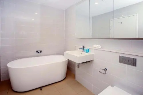 Gadigal Groove - Modern and Bright 3BR Executive Apartment in Zetland with Views