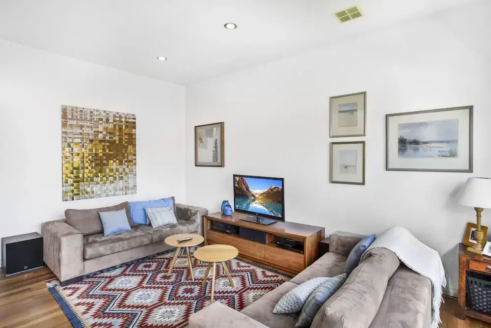 2-bed Apartment With Parking & Balcony Near Trains