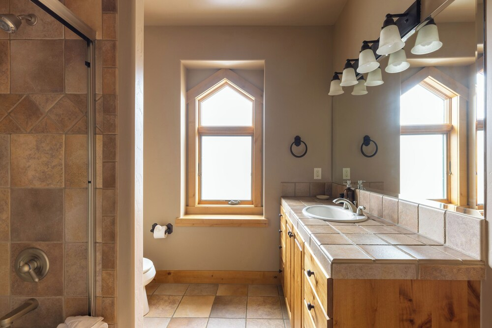 Highline by Avantstay Breathtaking Mountain Home w/ Hot Tub & Views