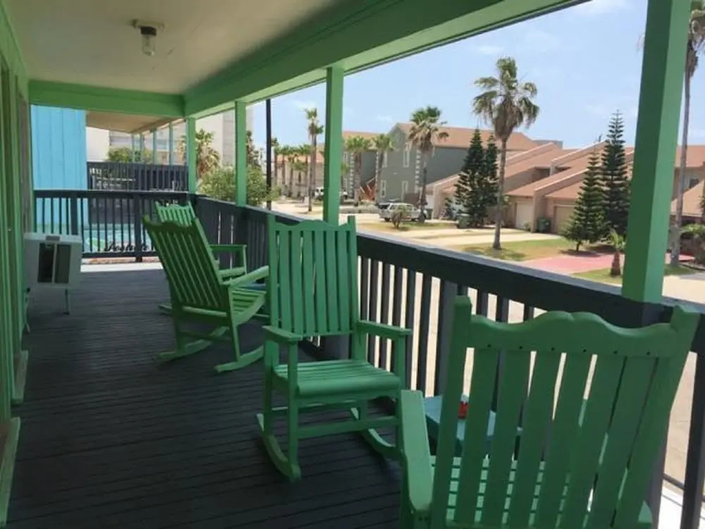 Upper Deck Hotel and Bar