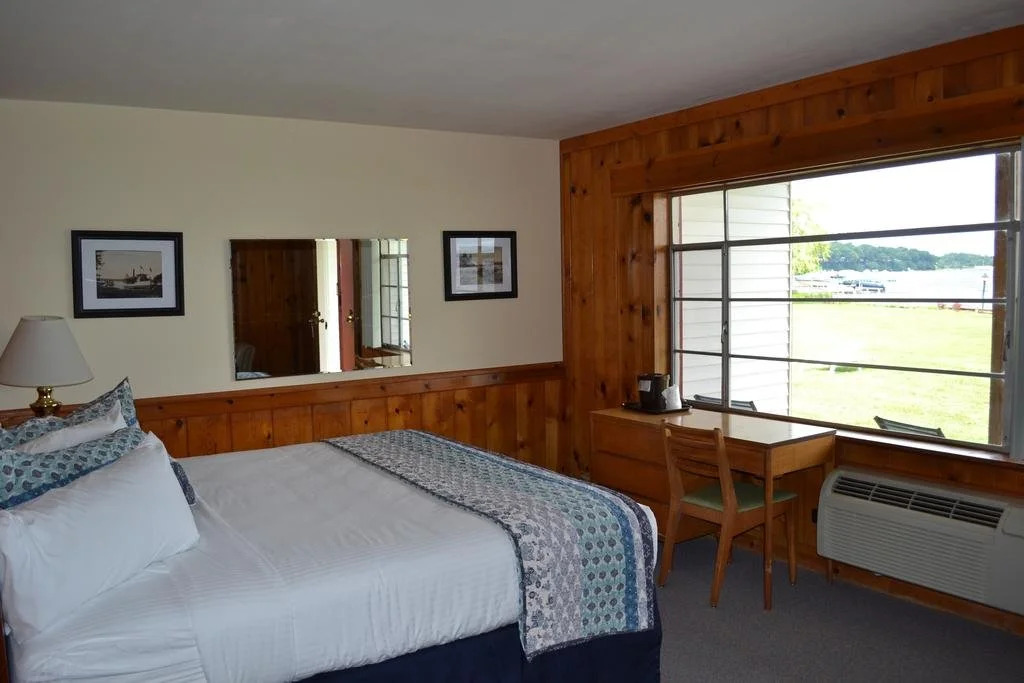Buzz's Lakeside Inn