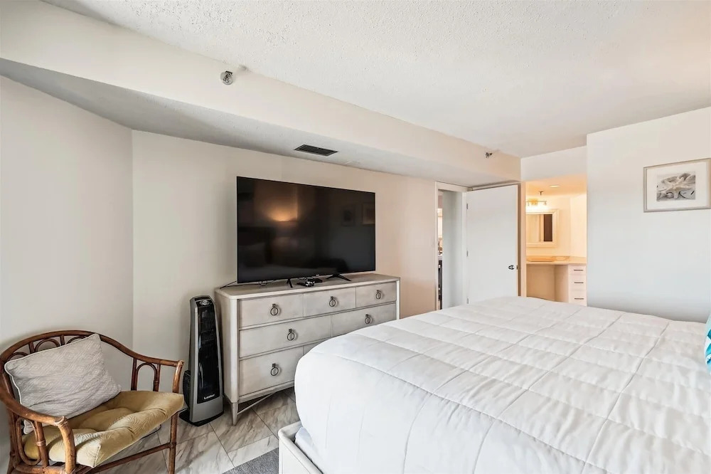IR 518 is a Stunning 2 BR that has amazing Sunset views - sleeps 10 by RedAwning