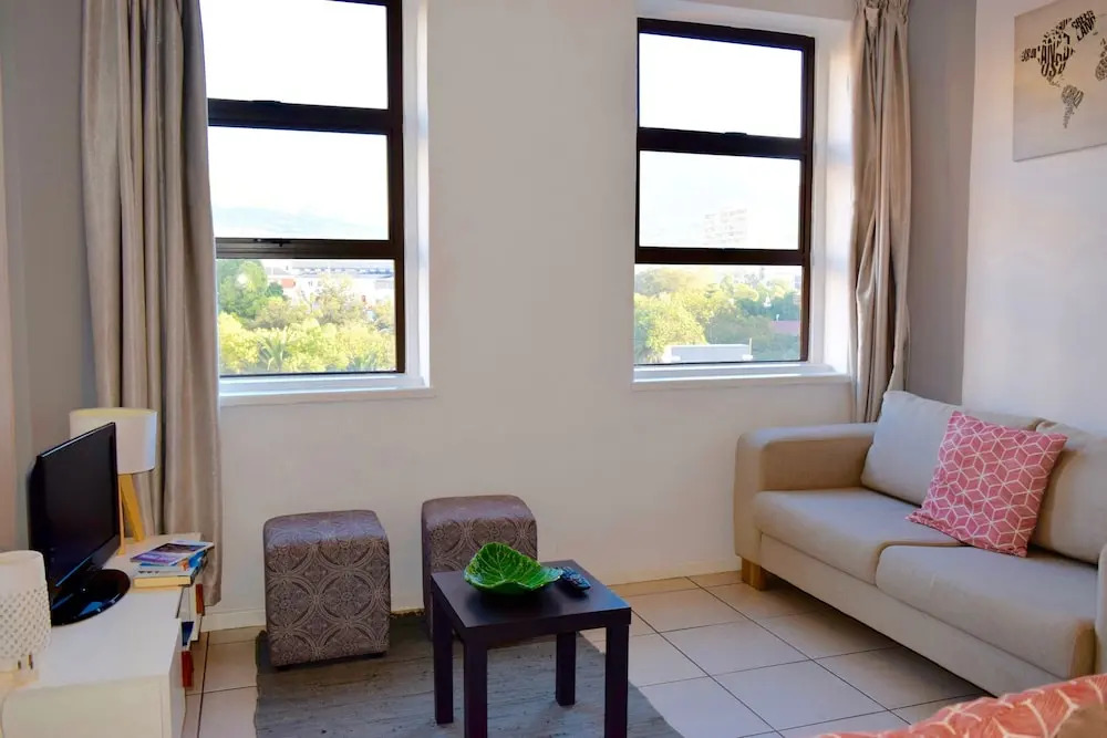 1 Bedroom Flat With Views of Table Mountain and Lions Head