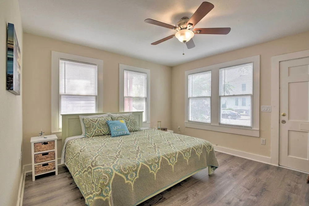 Bright Galveston Bungalow: 1/2 Mi to Pleasure Pier
