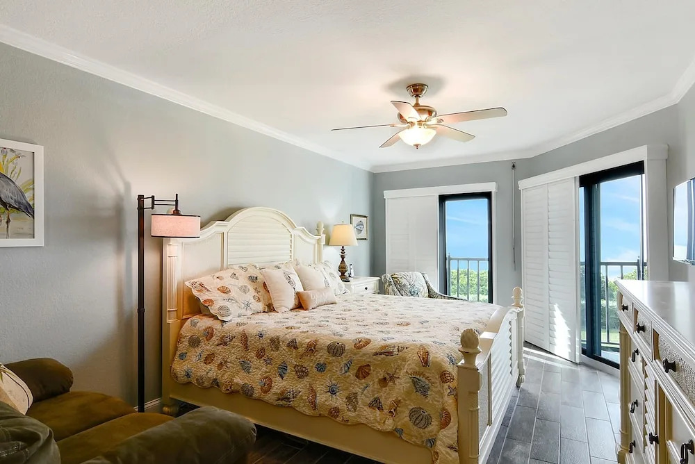 Land's End 302 Building 10 Beautifully Updated/beachfront!