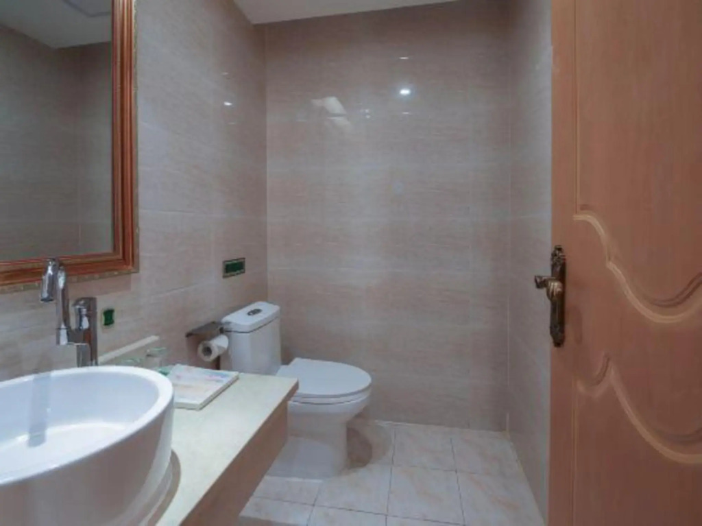 Chihao Hotel (Shenzhen Shiyan Hongfa World Store)