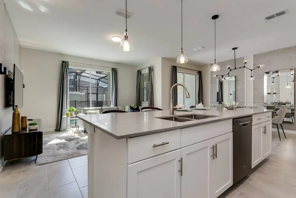 4bed 3Ba Storey Lake Home w. Pool