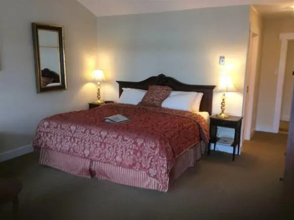 The Water's Edge Inn & Gallery