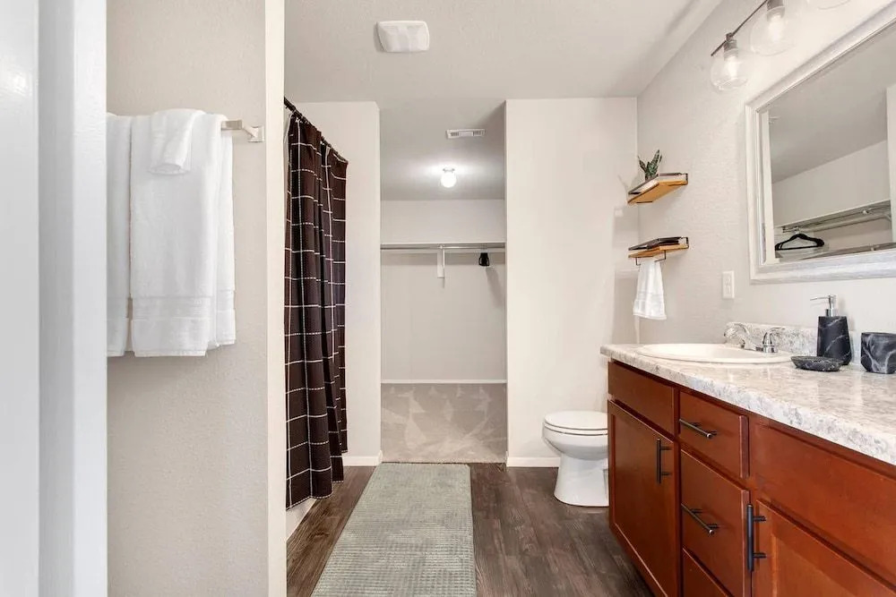 The Ivory - SLEEPS 10 - Perfect for Mid-Term Stays