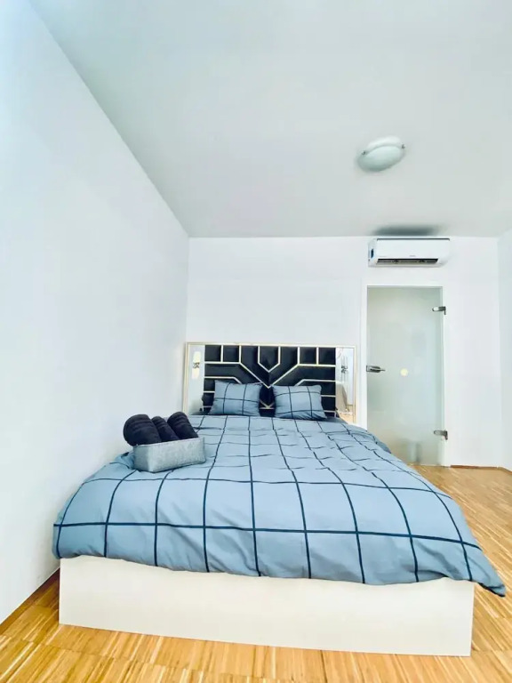 Comfy 3BR Apt With Living Room Balcony