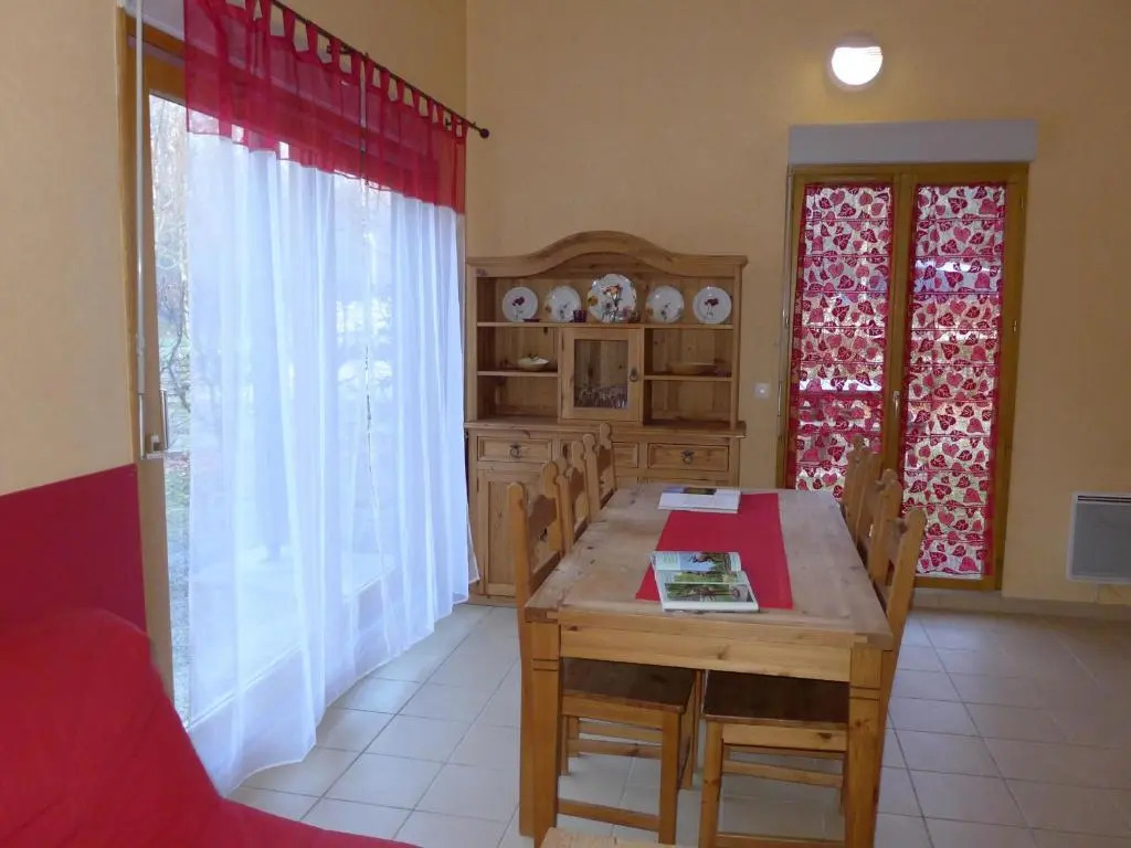 Maison en bois au bord du canal avec terrasse et jeux - FR-1-611A-3