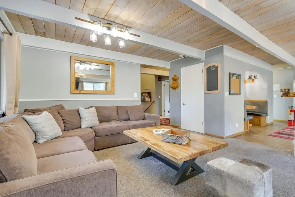 2 Mi to Lake & Skiing: Big Bear Family Cabin