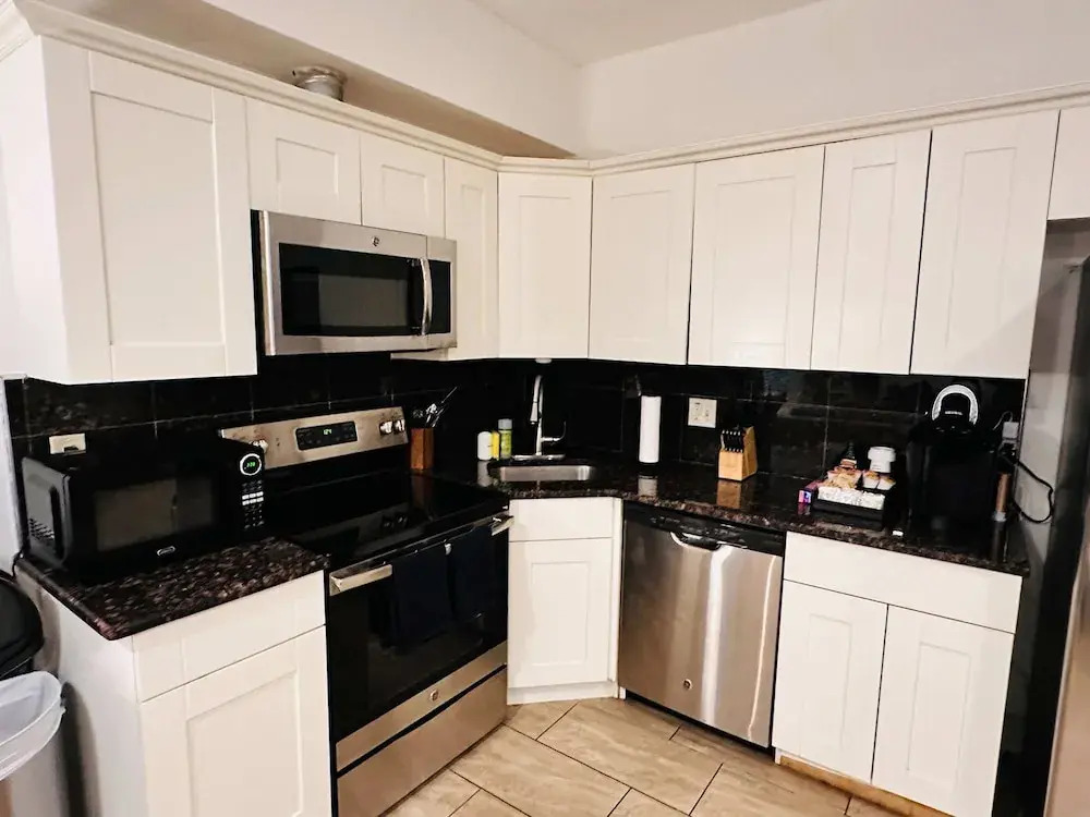 Cherry Suites 2BR Apt w W D Arcade Machine