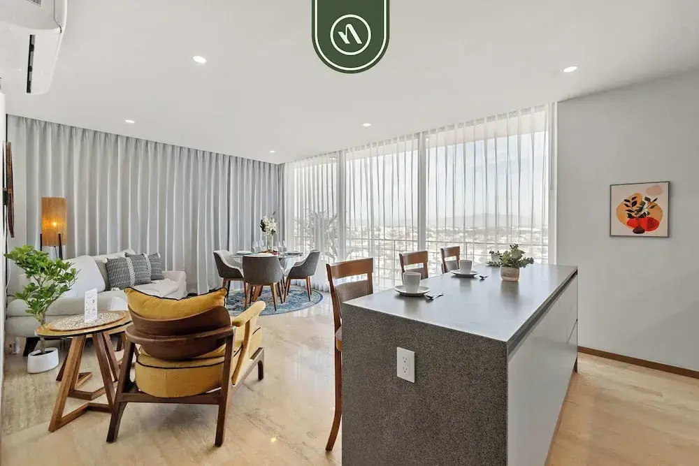 Corner 2 BR Condo - Rooftop Pool With Oceanview