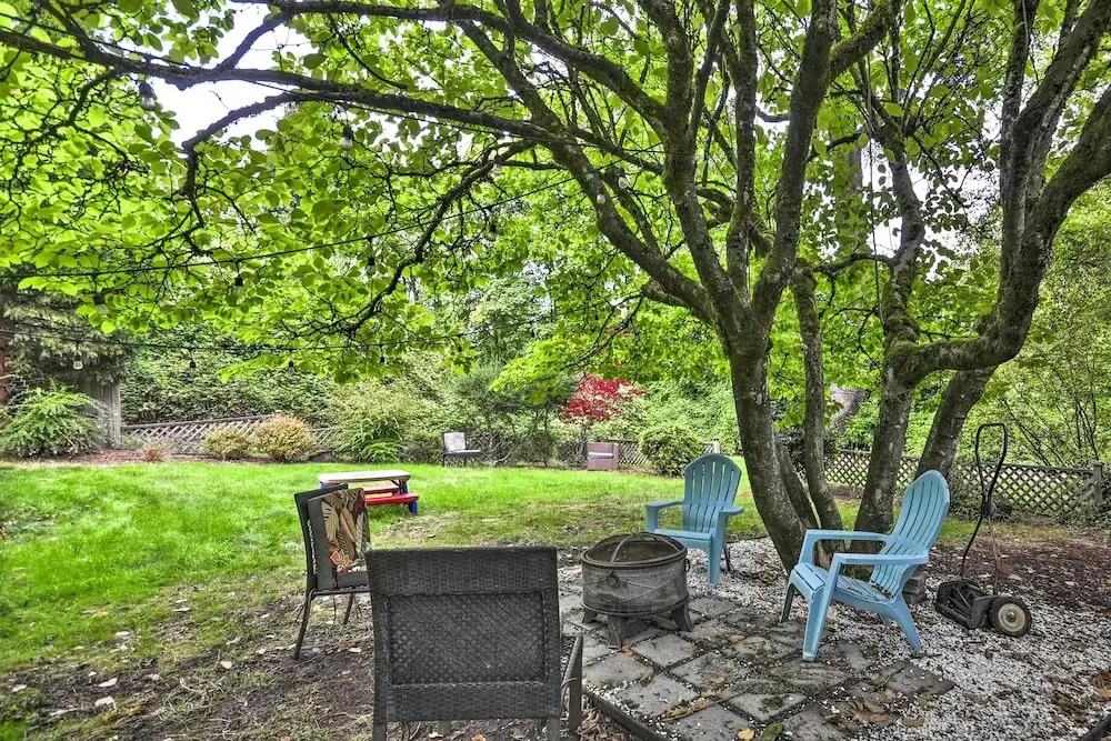 3 Mi to Downtown Portland: Lush Flat w/ Fire Pit