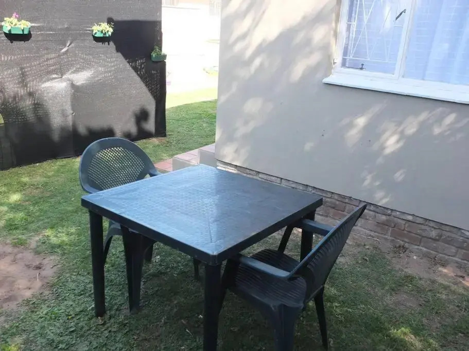 Heron Place sunny self-catering garden flatlet