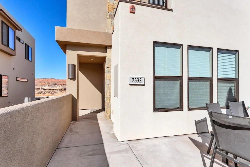 Family Fun Getaway #2333 5 Bedroom Townhouse by RedAwning