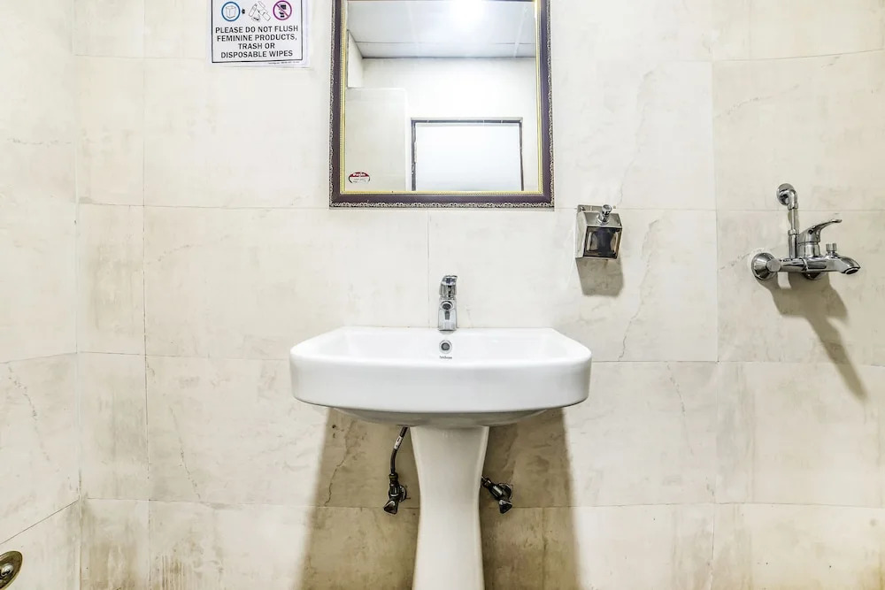 FabHotel Red Inn Sector 15