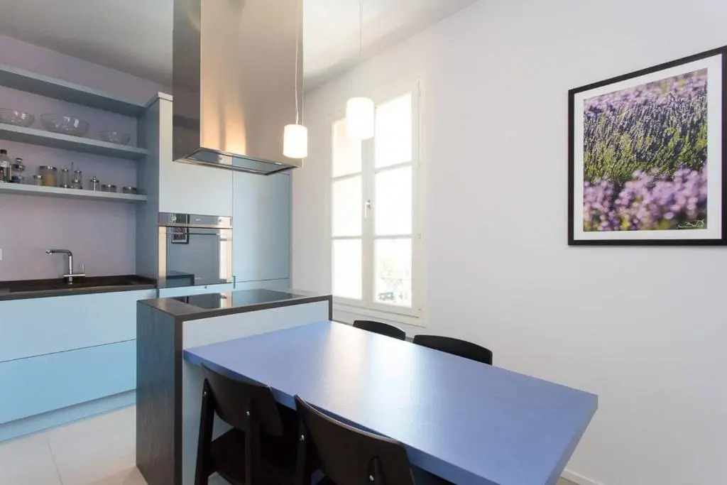 Pure & Chic 2beds/2baths in Centre!