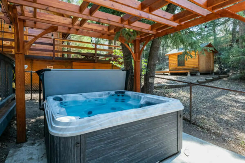 Silver Pine Lodge
