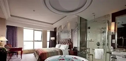 Quzhou Longyou Blue Sky Hotel