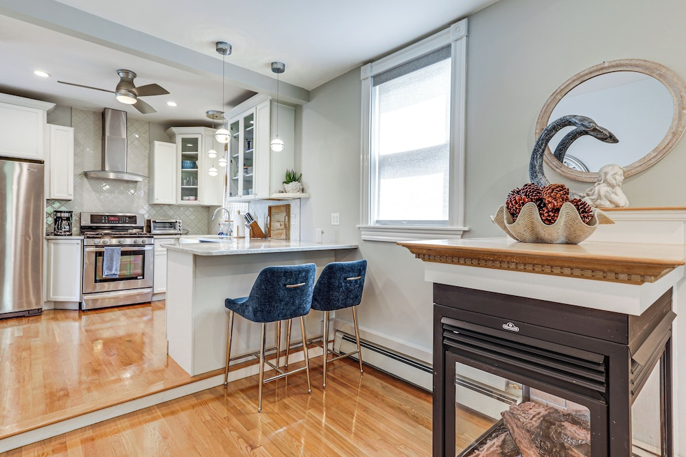 Steps to Short Beach: Ocean-view Apt w/ Deck!