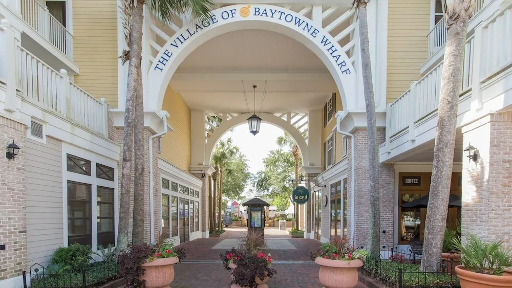 Artist's Getaway ~ Large Screened Porch ~ Golf Cart & PET Friendly