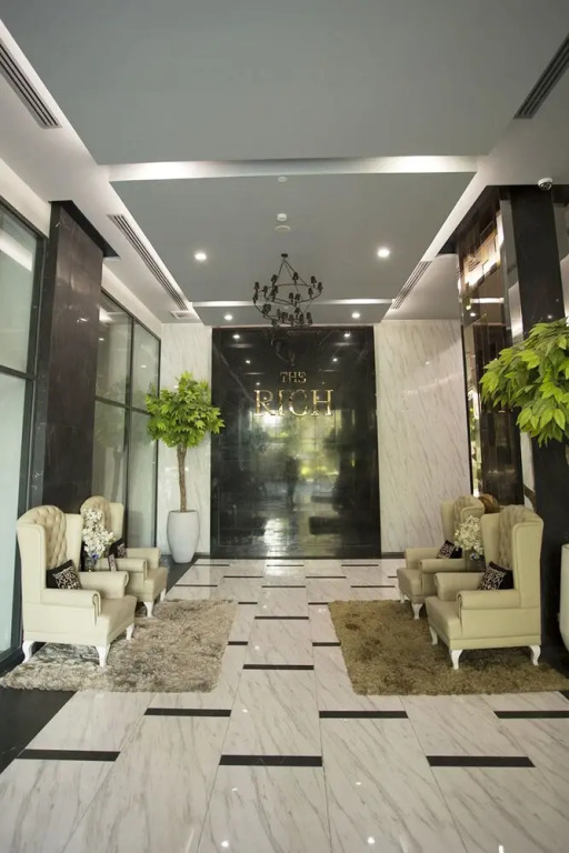 Locals Bangkok The Rich Sathorn-Taksin