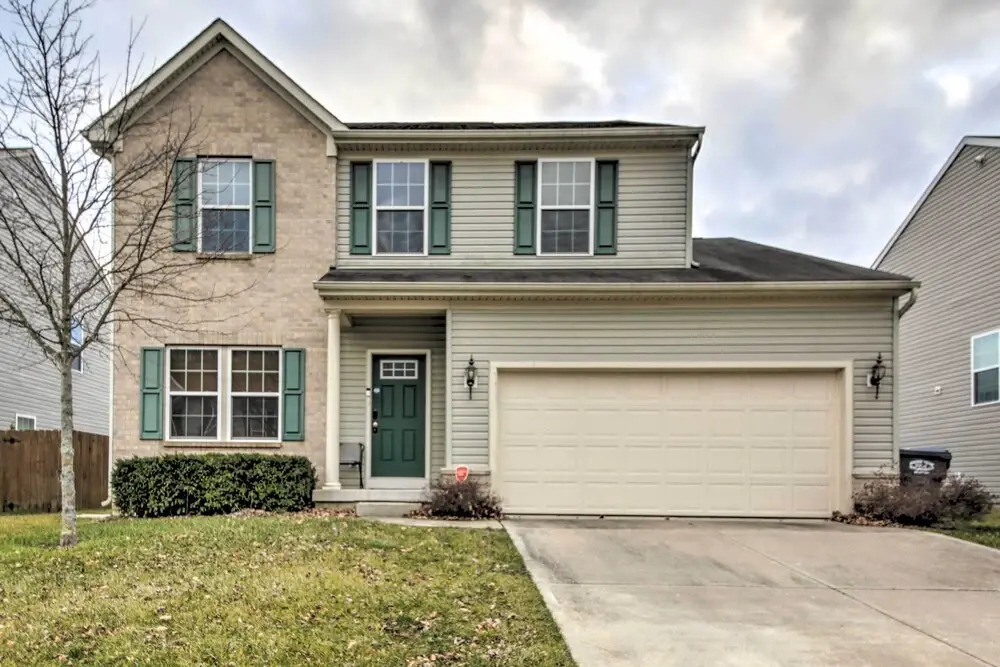Greenwood Home: 15 Mi to Indianapolis!